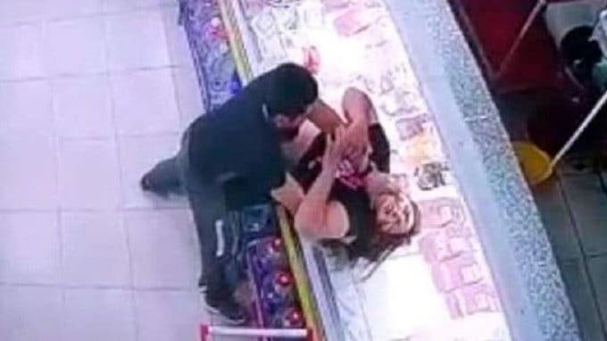 Video: ahorcó a su compañera de trabajo porque no le gustó la música que puso | Nacionales