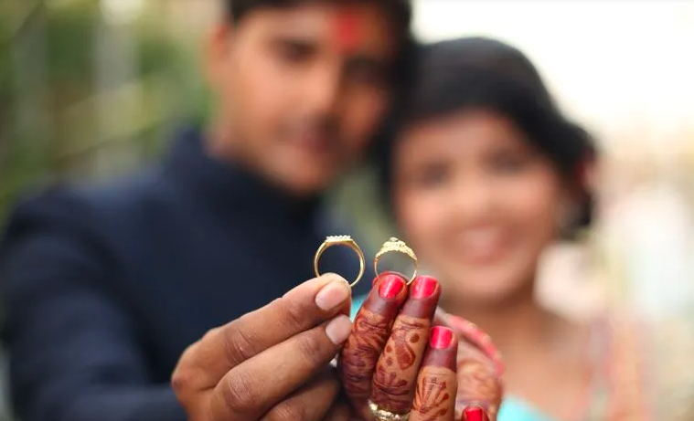 Una  pareja se ahogó mientras hacía una sesión de fotos al estilo de la película "Titanic" | Redes