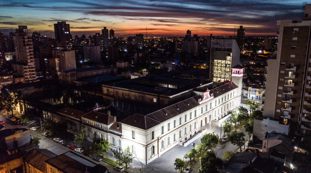 En el 447° aniversario de Santa Fe, la UNL ilumina la fachada de la Facultad de Ciencias Jurídicas y Sociales | Información General