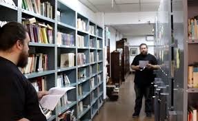 "Un libro x una biblioteca": Poesía compartida para formar una biblioteca en un comedor de Rosario | Espectaculos