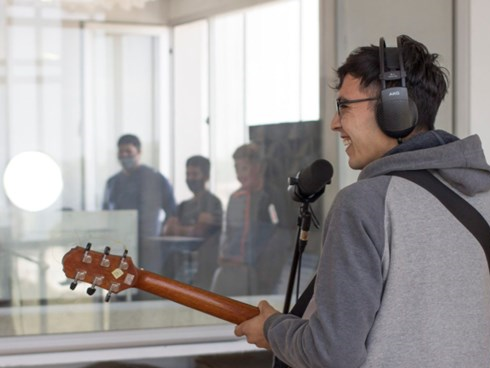 Jóvenes de distintos barrios conocieron y grabaron en la Mediateca | Información General