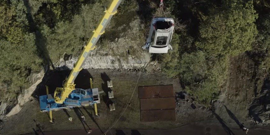Video: automotriz prueba resistencia de autos al tirarlos desde 30 metros de altura | Redes