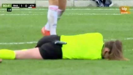 A una árbitra le dieron un pelotazo, debió abandonar el partido y recibió comentarios machistas | Deportes
