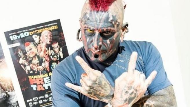 Video: el hombre que se tatuó en carne viva en la cabeza el 666 | Redes
