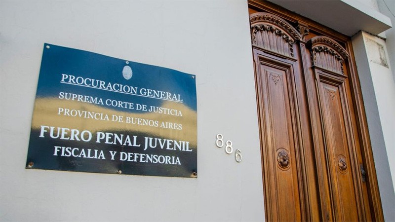 Apuñalan a una adolescente de 13 años y por el ataque detienen al novio de 16 | Información General