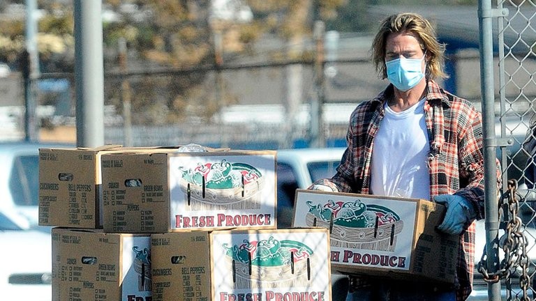 Brad Pitt solidario: repartió cajas de alimentos a familias de bajos ingresos | Espectaculos