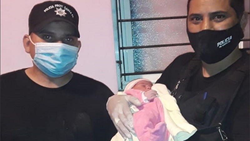 No llegó a tiempo y tuvo a su beba en un patrullero policial | Información General