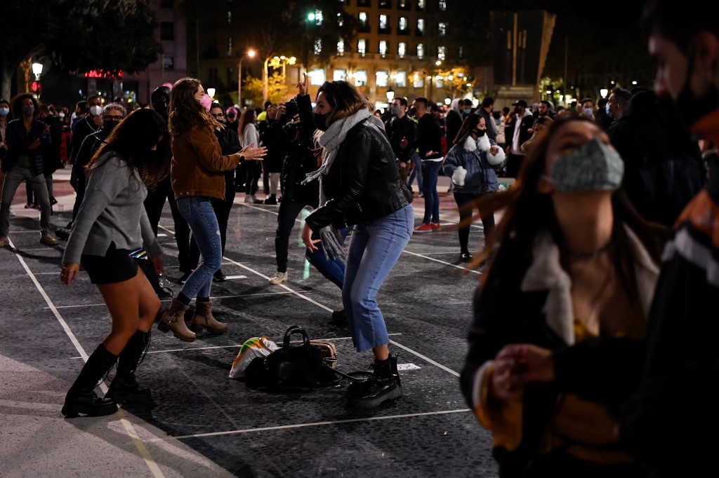 Armaron una disco al aire libre para reclamar contra las restricciones nocturnas en Barcelona | Información General