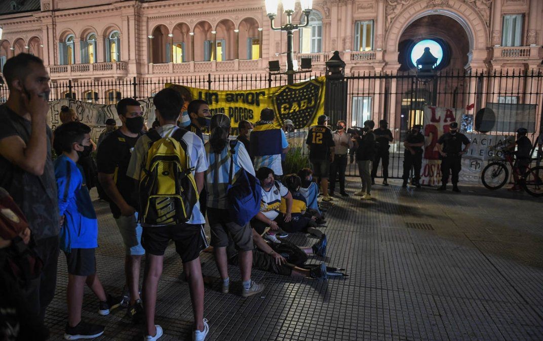Fanáticos de Diego Maradona hacen fila para despedirlo en la Casa Rosada | Noticias