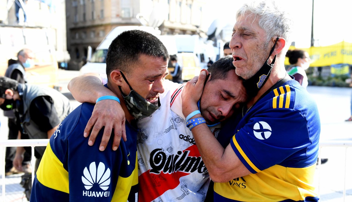El abrazo entre hinchas de River y Boca en el velorio de Diego Armando Maradona | Información General