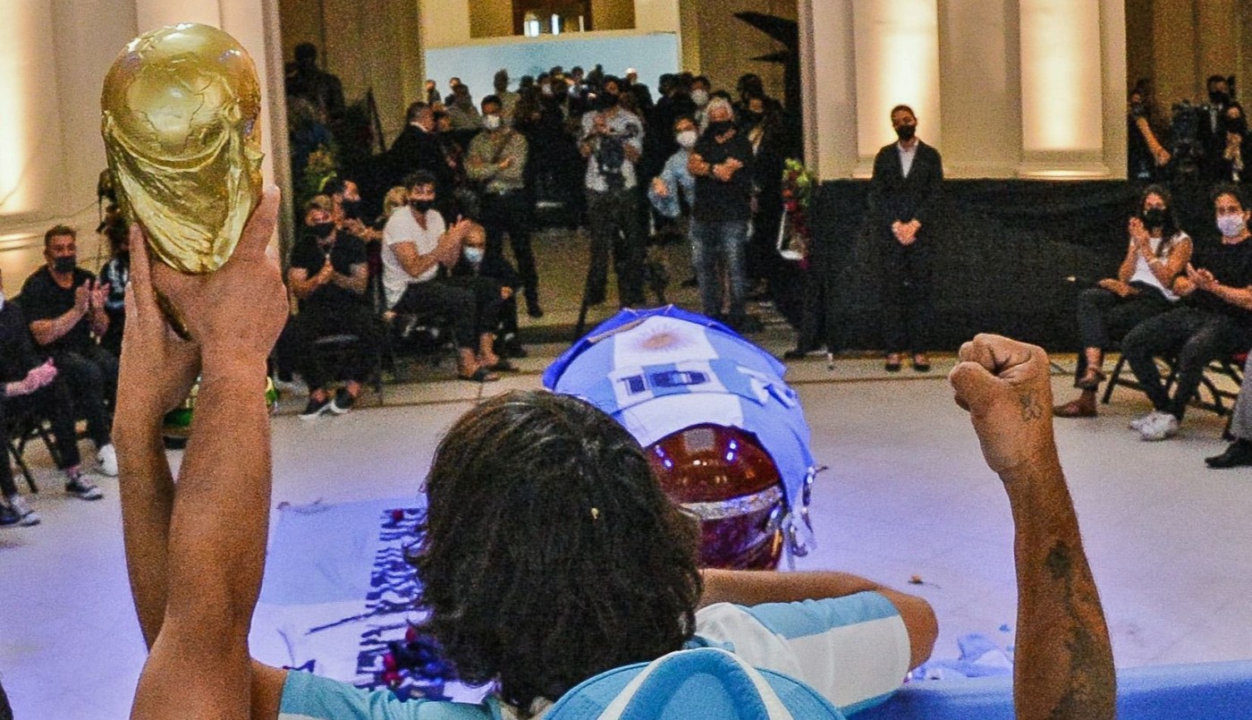 Argentinos Juniors expulsará al socio que se sacó la foto con el cuerpo de Maradona en la funeraria | Deportes
