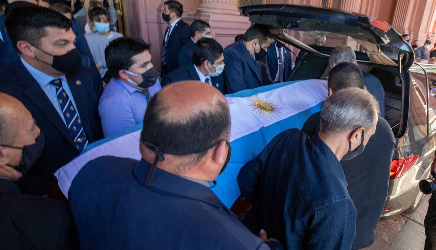 Sigue el escándalo: se filtró otra foto del empleado de la funeraria con el cuerpo de Maradona | Nacionales