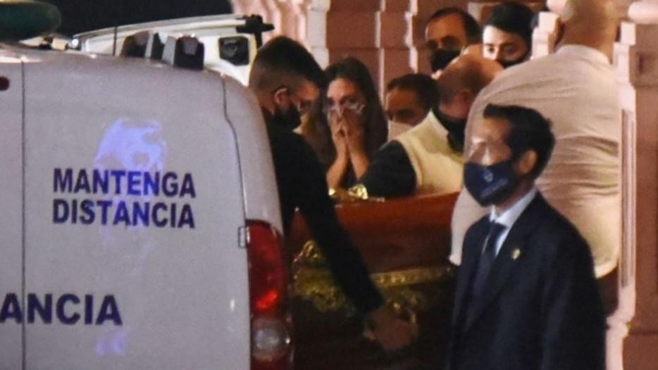 Allanaron la funeraria y la casa de las personas que se fotografiaron junto al cuerpo de Diego Maradona | Nacionales