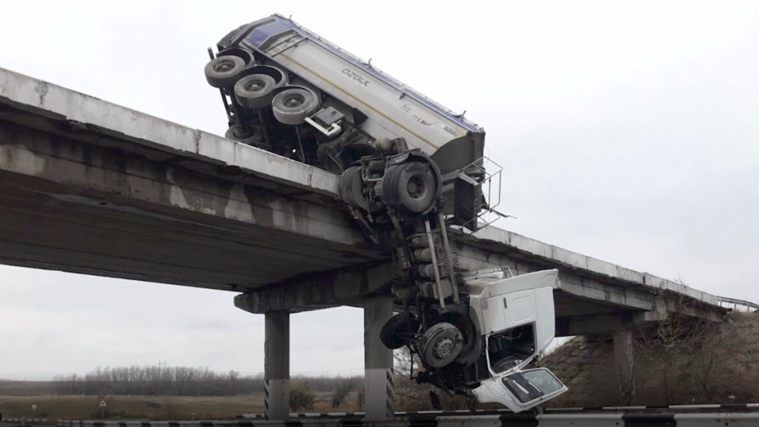 Un camión queda suspendido de un puente tras chocar contra una valla | Redes