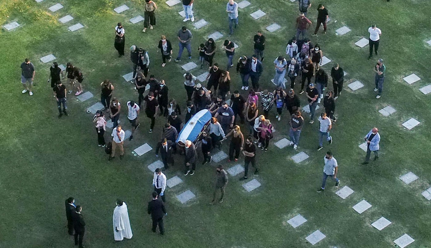 Se entregó el empleado de la funeraria que se fotografió con el cuerpo de Maradona | Información General