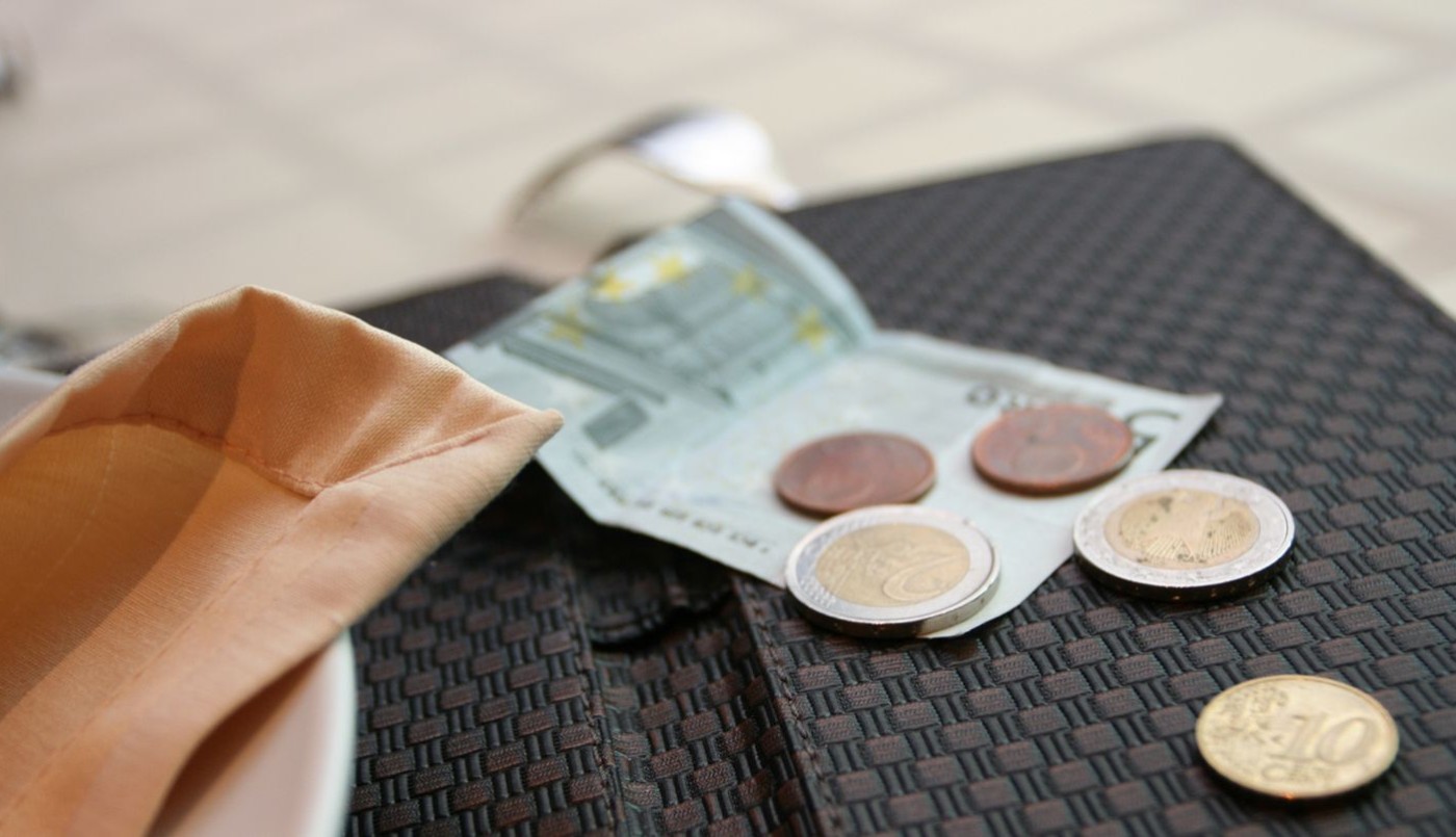 Estados Unidos: dejó 3000 dólares de propina en un bar que estaba por cerrar sus puertas | Redes