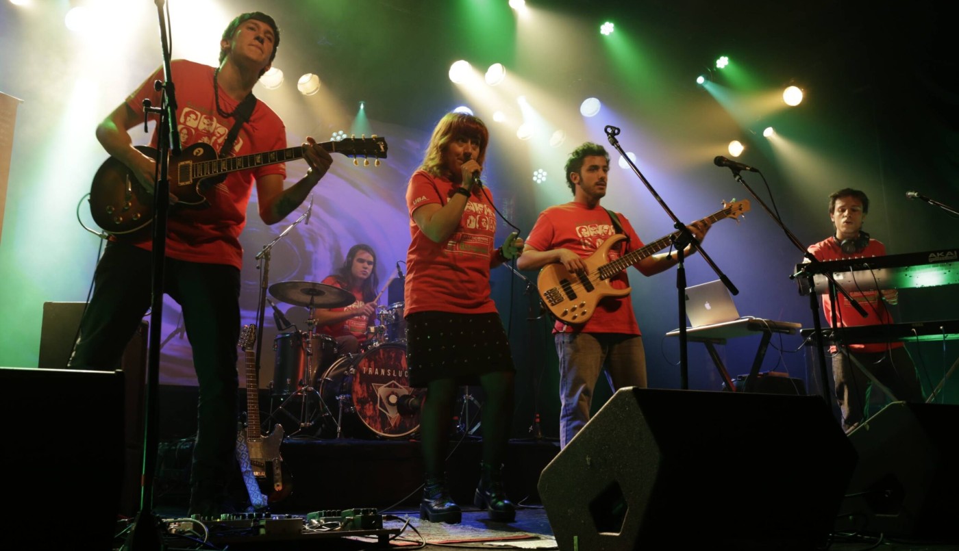 #Ruedatón: Un tráiler móvil con bandas de rock para conmemorar el Día Mundial del VIH y SIDA | Espectaculos