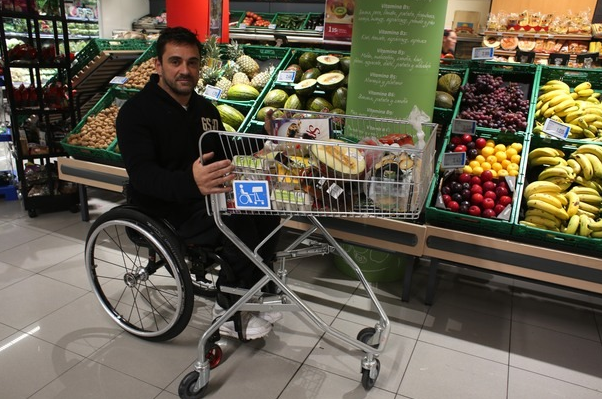 Solicitan que los supermercados tengan changos y canastos adaptables a sillas de ruedas | Legislativas