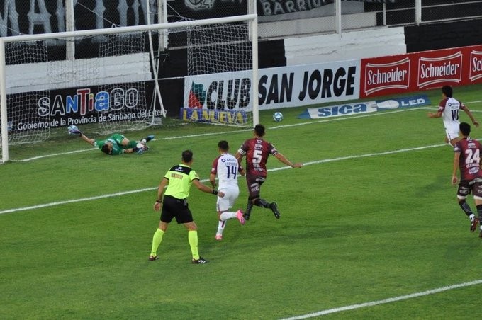 Colón ganó en Santiago y se aseguró la cima de su zona | Deportes