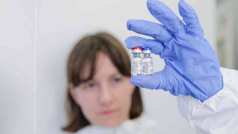 Desmienten que no se pueda tomar alcohol con la vacuna rusa Sputnik V | Información General