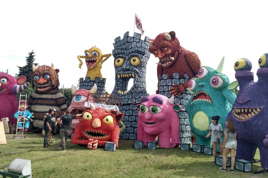 Inscriben muñecos de Fin de Año en La Plata con protocolos por coronavirus | Información General