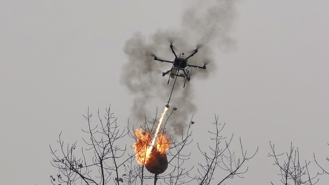 Un dron lanzallamas incinera nidos de avispas en China | Redes