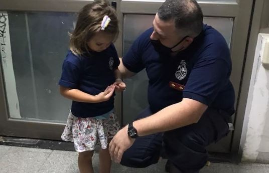 Video: bomberos de Lomas de Zamora salvaron a una niña trasladada al cuartel sin signos vitales | Información General
