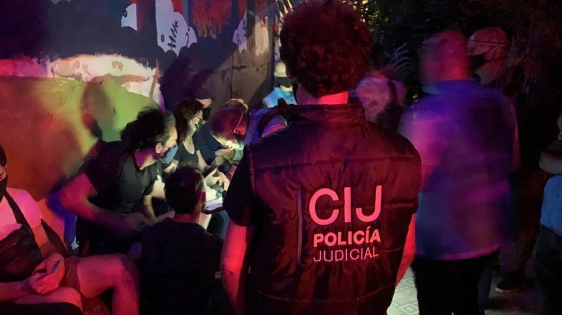 Otra fiesta clandestina: casi 70 personas reunidas en una casa de Villa Ortúzar | Información General