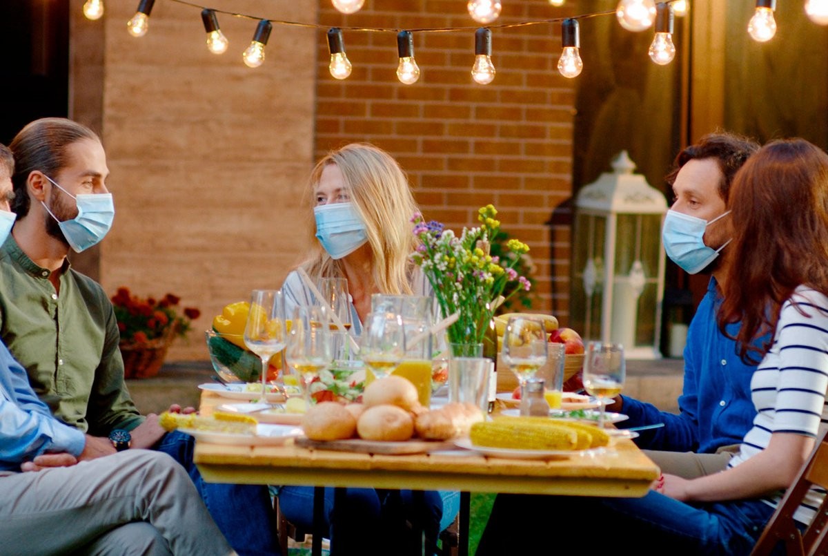 Los protocolos para las Fiestas en tiempos de coronavirus: sin besos, abrazos, ni choque de copas o bailes | Información General