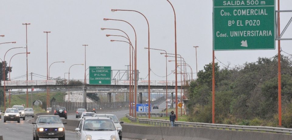 Realizan trabajos de limpieza en el cantero central de la ruta 168 | Información General