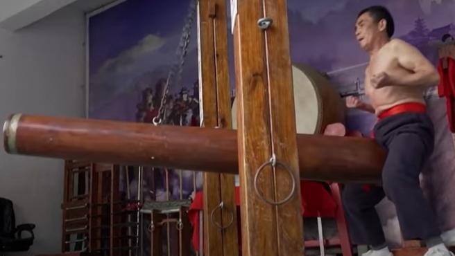 Video: el maestro de kung fu que resiste golpes de un enorme tronco en sus testículos | Redes
