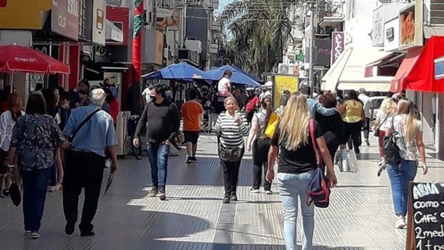 Domingo de actividad comercial en "La noche de las compras" | Noticias