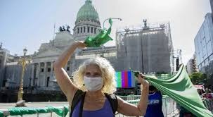 Sectores a favor y en contra del derecho al aborto convocan a una vigilia en las afueras del Congreso | Legislativas