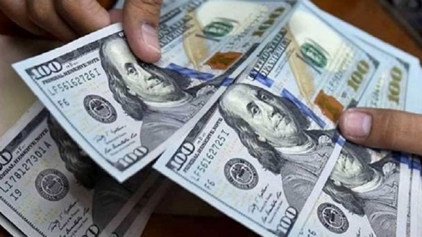 El dólar blue pegó un nuevo salto y llegó a $164 | Nacionales