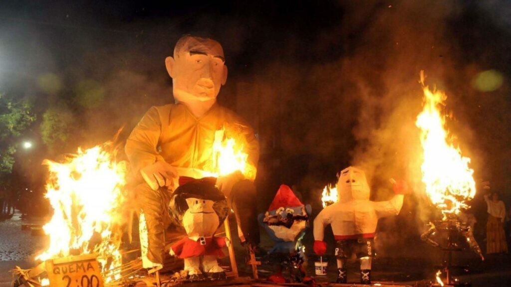 La historia de los muñecos gigantes que arden para recibir el año nuevo | Nacionales