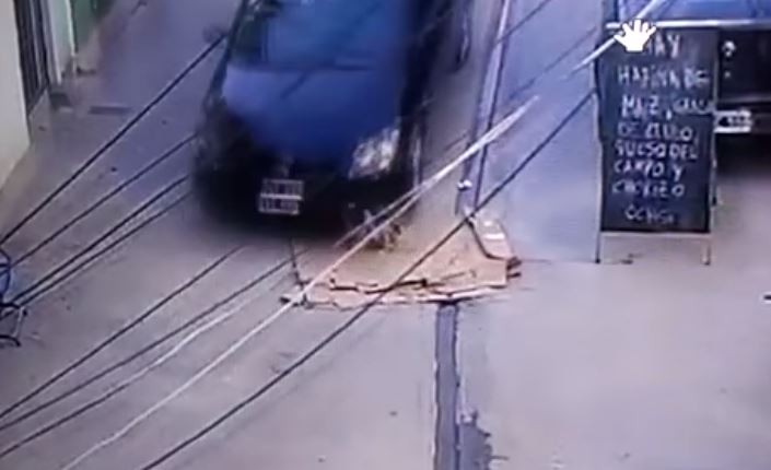 Video: le pasa por encima con el auto a un perro recostado en la calle | Redes