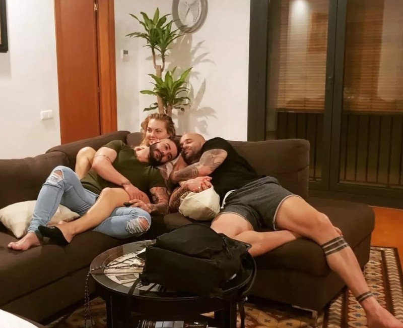 La historia de los dos amigos que comparten la misma novia | Redes