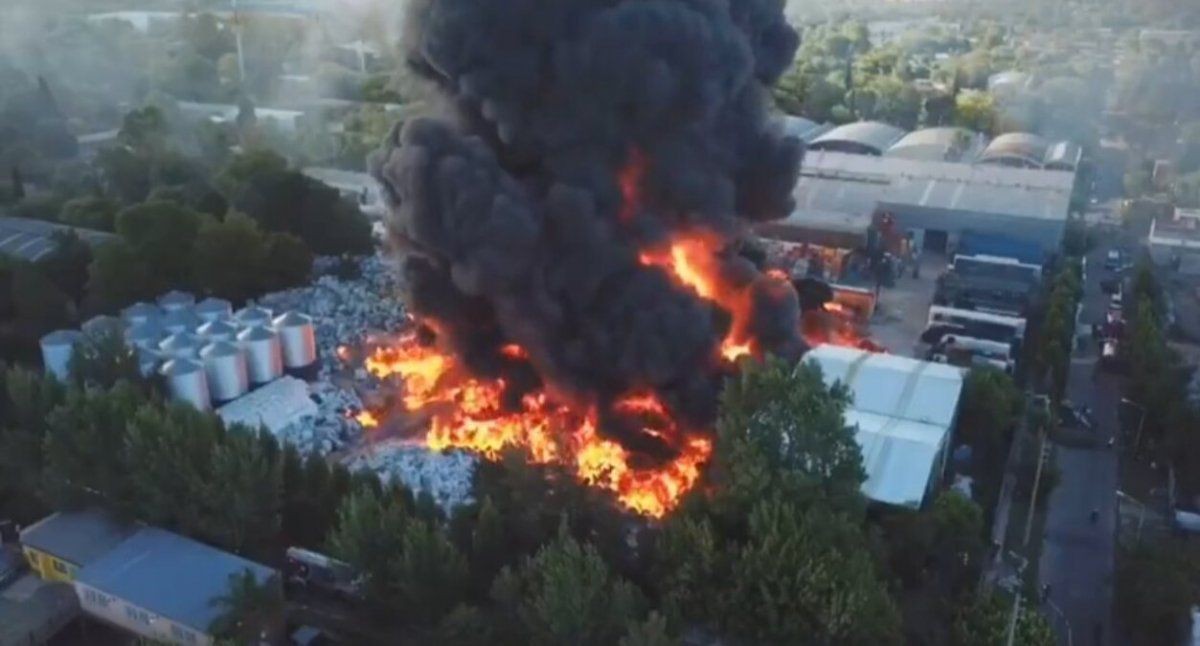 Gigantesco incendio en planta de plásticos en General Pacheco | Nacionales