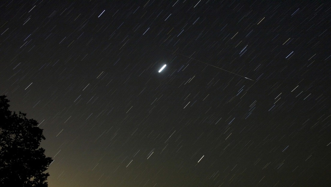 Captan un brillante objeto azul no identificado que ilumina el cielo sobre una isla hawaiana | Redes