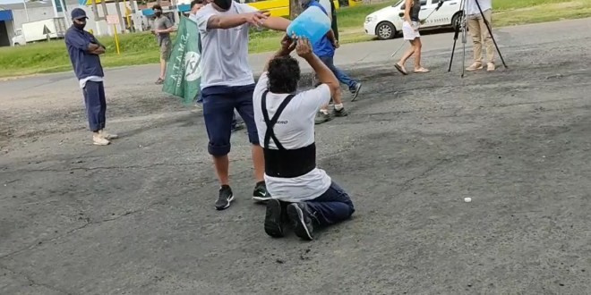 Video: fue despedido, se roció con nafta y amenazó con prenderse fuego frente a la fábrica | Noticias