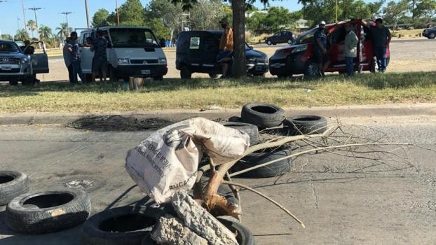 Pescadores independientes interrumpen el tránsito en la Ruta 168 | Noticias