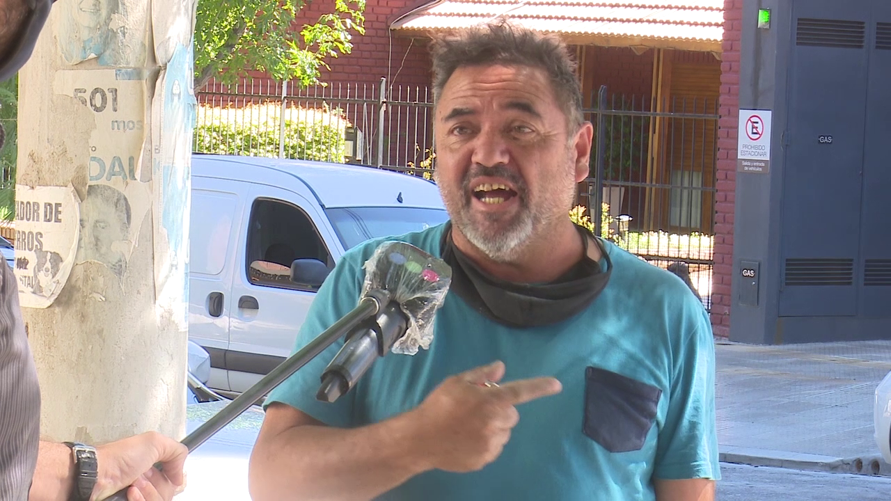 VIDEO: Un hombre amenazó con prenderse fuego cuándo reclamaba justicia por un desalojo "injusto" | Nacionales