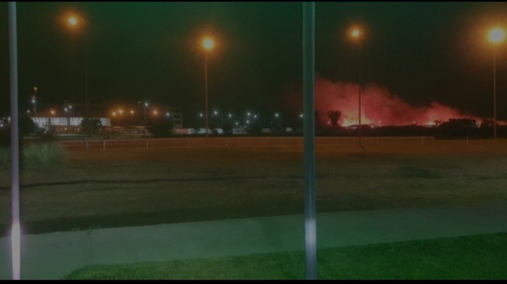 Importante incendio en inmediaciones del aeropuerto de Rosario | Noticias