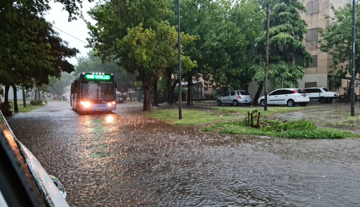 En pocos minutos, el temporal produjo varios anegamientos en Rosario | Información General