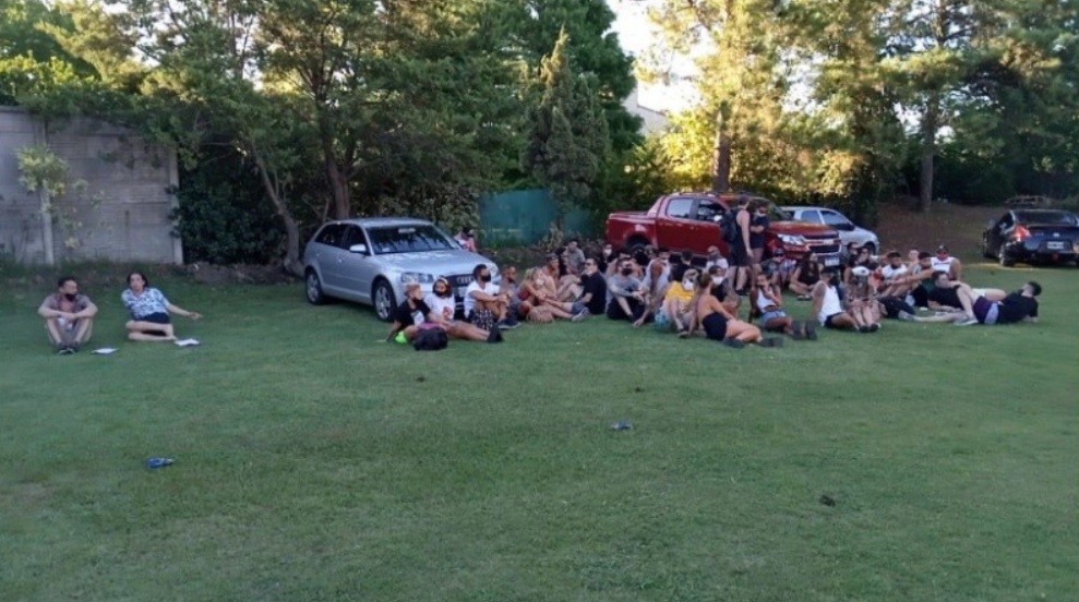 Coronavirus en Rosario: desbarataron una "pool party" y un casamiento | Noticias