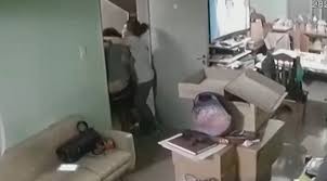 Terremoto: conmovedor video de una familia que se abraza bajo el marco de una puerta | Noticias