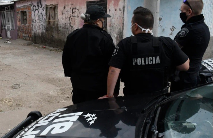 Golpearon y amenazaron de muerte a un hombre porque su perro mordió a una niña | Noticias