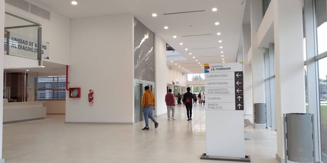 Intentaron asaltarlo, lo apuñalaron y llegó en bicicleta al hospital | Noticias