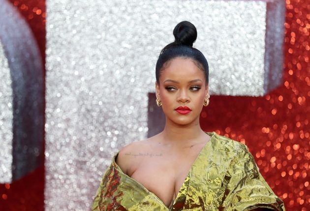 La foto viral de Rihanna para despedir a Donald Trump: sacando la basura en ropa interior | Información General