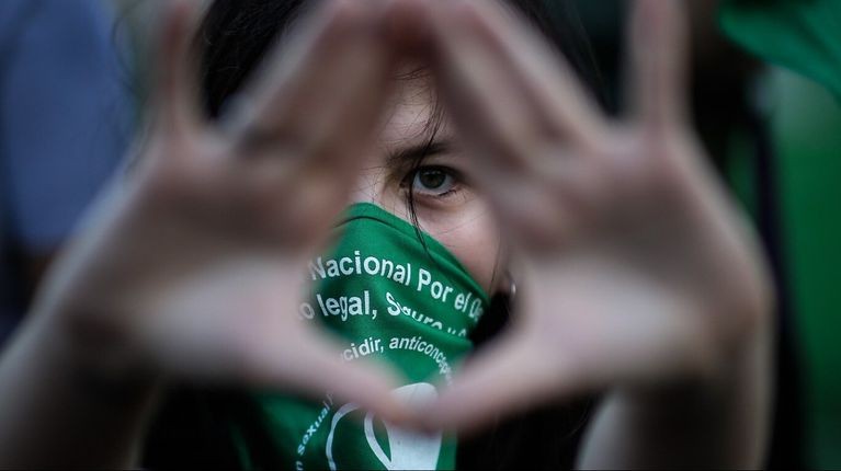 La golpearon e insultaron en un colectivo por tener un barbijo a favor del aborto legal | Nacionales